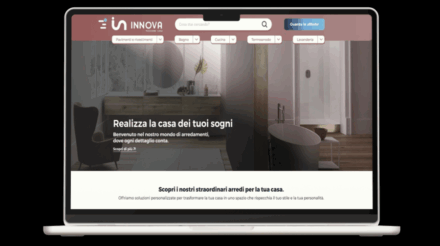 Mockup sito web Innova Arredamenti su MacBook con design moderno per azienda di arredamento