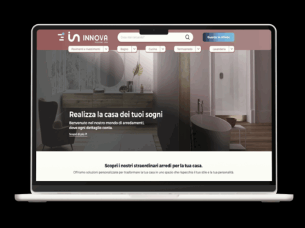 Mockup sito web Innova Arredamenti su MacBook con design moderno per azienda di arredamento